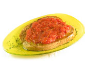 Tostadas de pan con tomate y finas hierbas