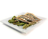 Sardinas al grill con pimientos verdes fritos