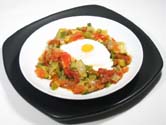 Pisto con huevos escalfados