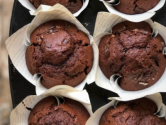 Muffin de chocolate, almendras y frutos rojos